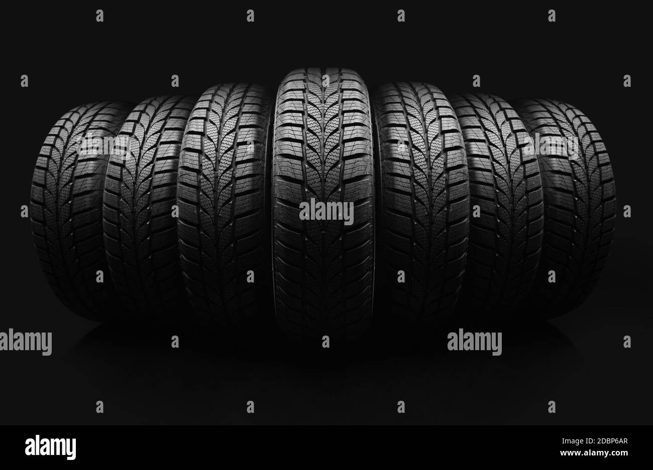 Pneumatici per auto su sfondo nero Foto Stock