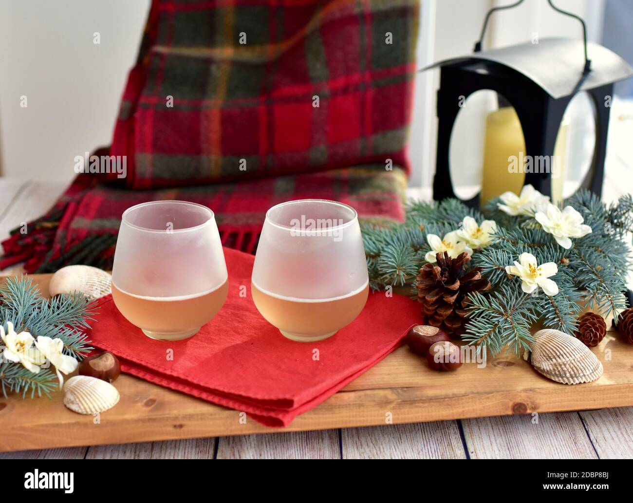 Decorazioni invernali di stagione festive e vino celebrativo da sorseggiare Godetevi durante il Natale e Capodanno a casa Foto Stock