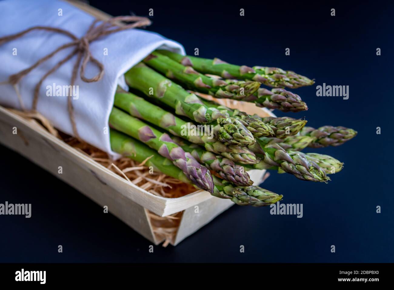 Asparagi verdi in vassoio con paglia Foto Stock