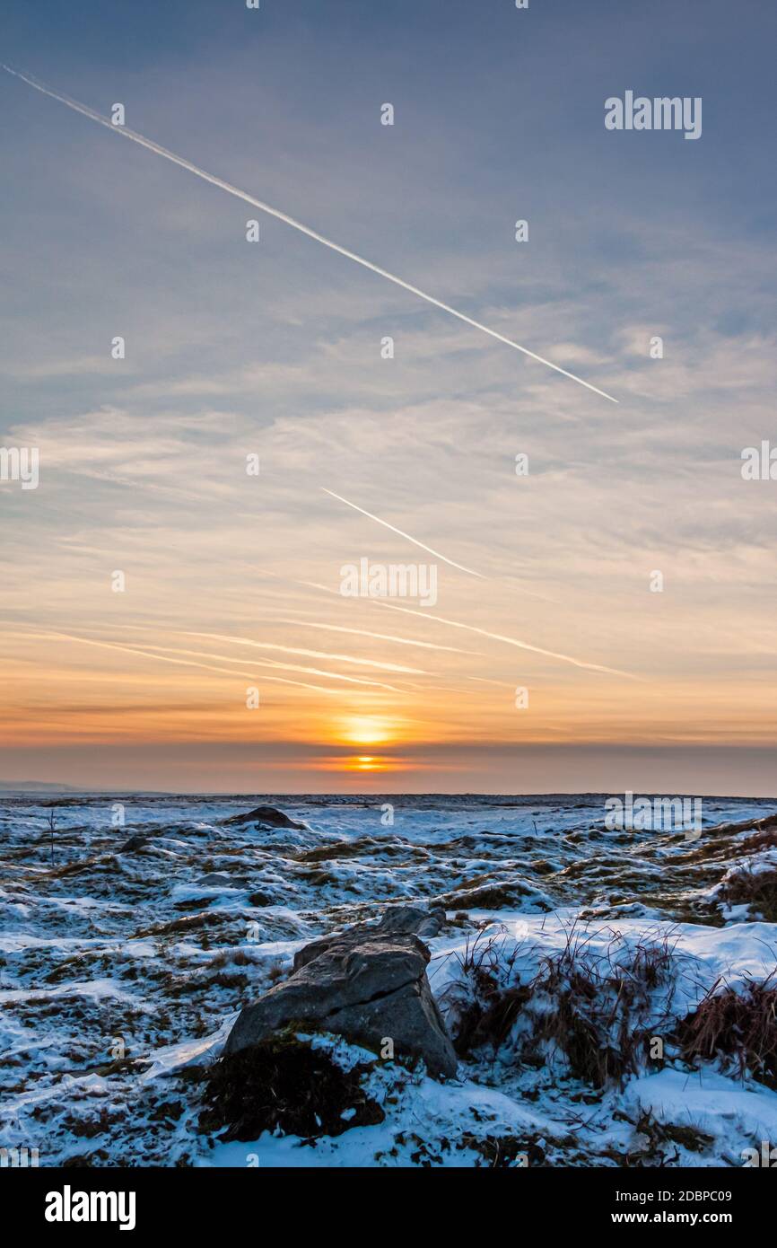 Tramonto su un freddo e ghiacciato paesaggio invernale in alta brughiera Foto Stock