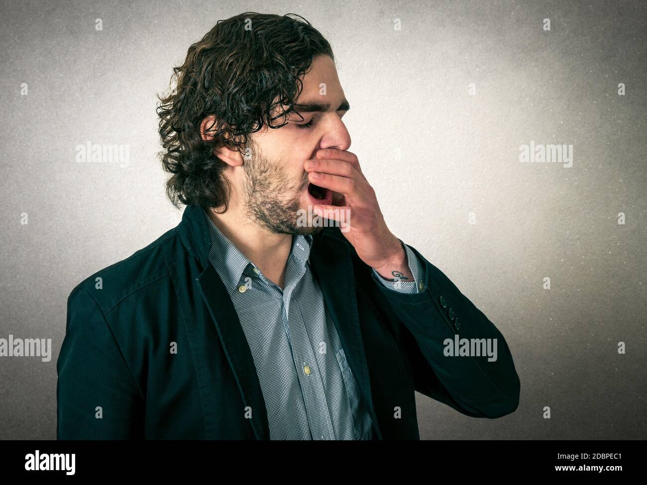 Uomo Barbuto sbadigli Foto Stock