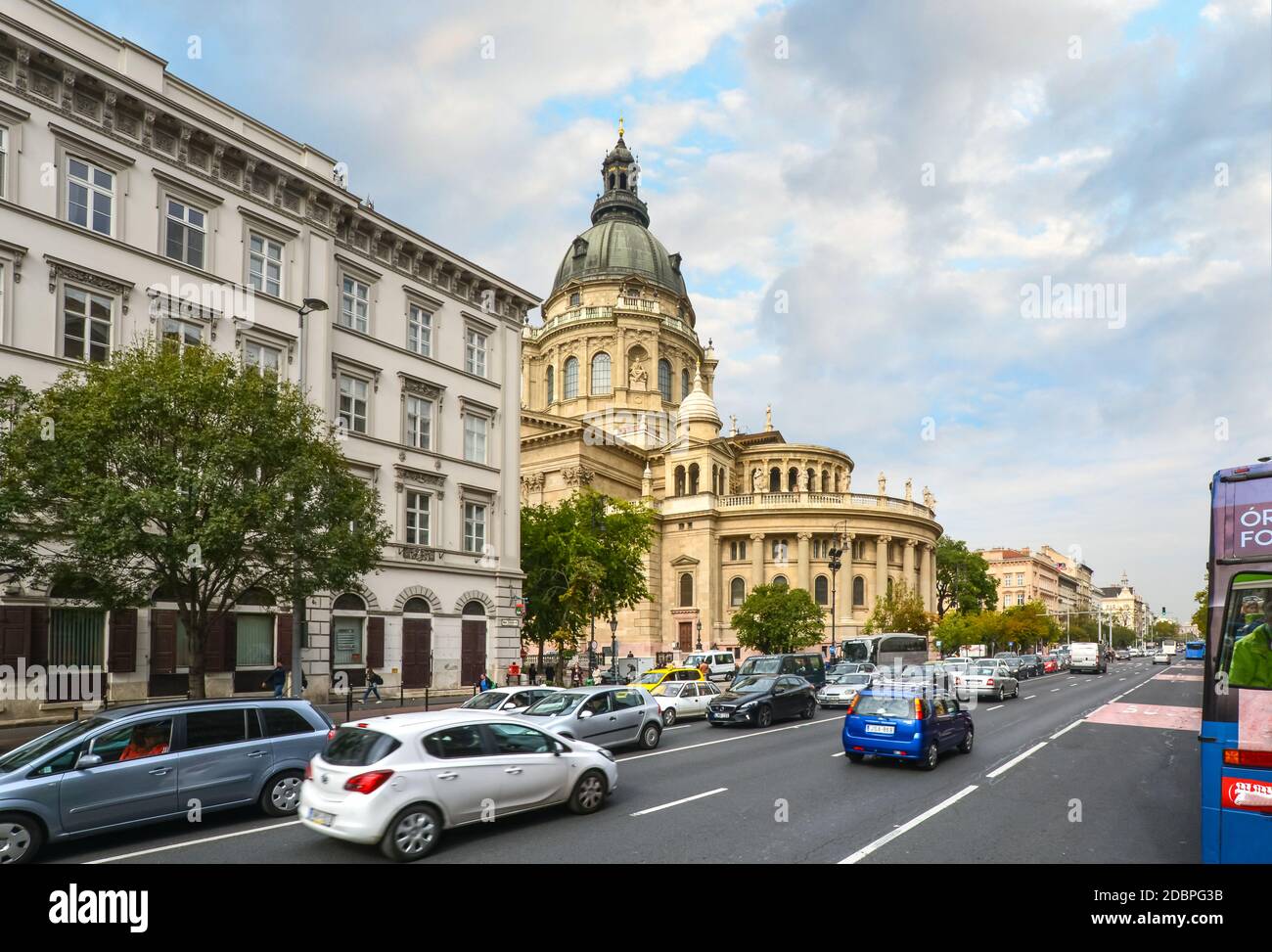 I turisti e gli ungheresi locali si dirigono alla Basilica di Santo Stefano, una basilica cattolica romana a Budapest, Ungheria Foto Stock
