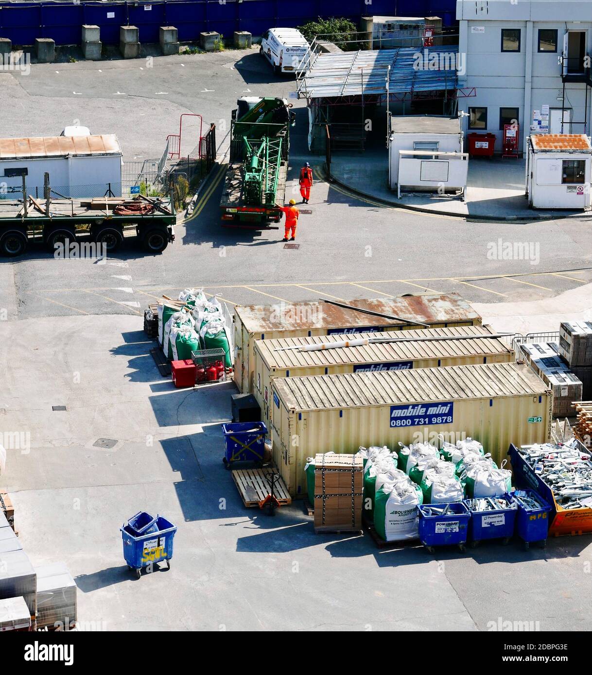 Due costruttori su un cantiere visto dall'alto. Foto Stock