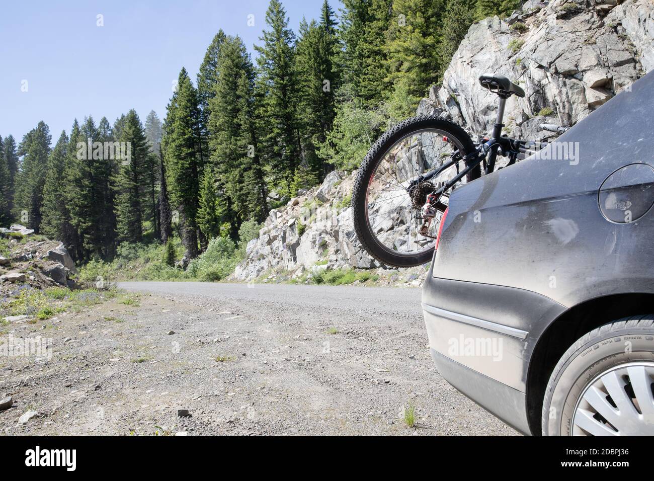 auto prendere una bicicletta per i sentieri per un po 'di avventura Foto Stock