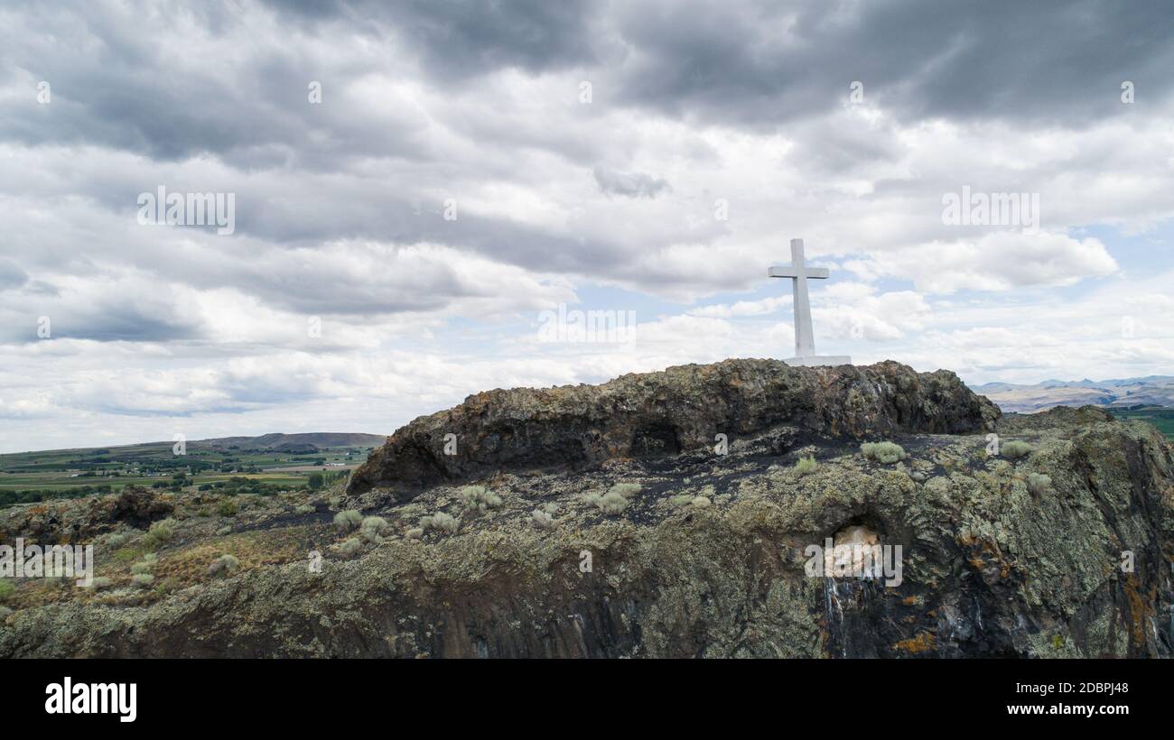 Croce sulla cima di una montagna Foto Stock