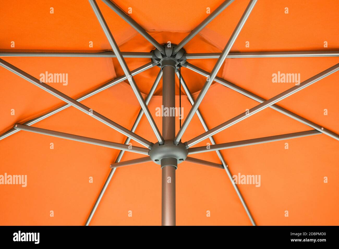 Foto ravvicinata di un ombrello sotto l'arancio o sotto l'ombrello arancione. Foto Stock