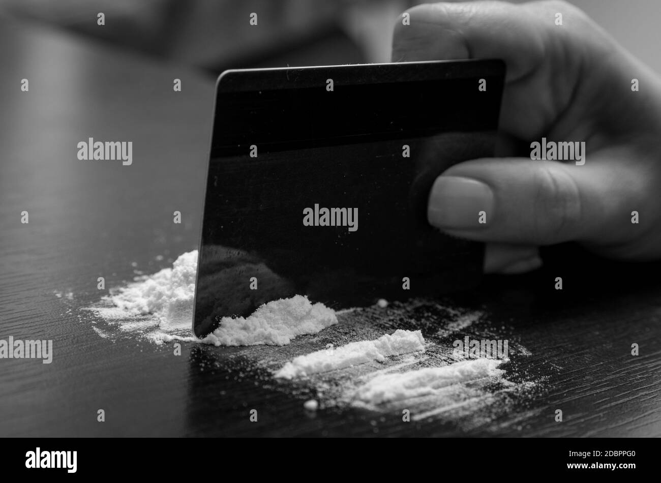 La cocaina in polvere sul tavolo Foto Stock
