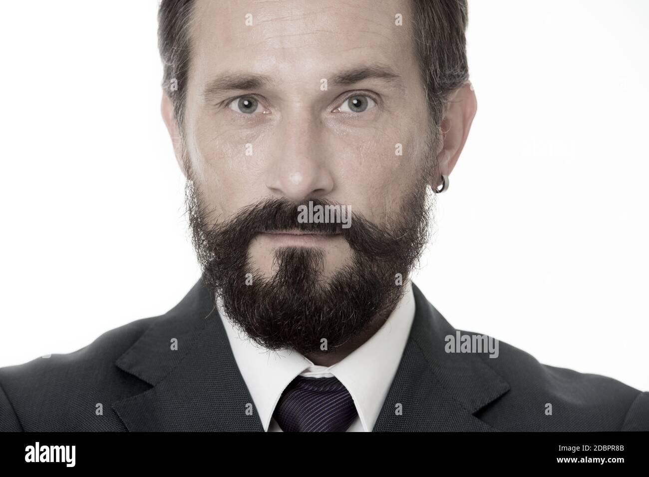 Maturo ed elegante. Viso maschile calma fiduciosi con la barba e baffi  vicino. Imprenditore classico abbigliamento formale elegante e moderno con  dettagli orecchini. La gente di affari codice di abbigliamento. Stile  business