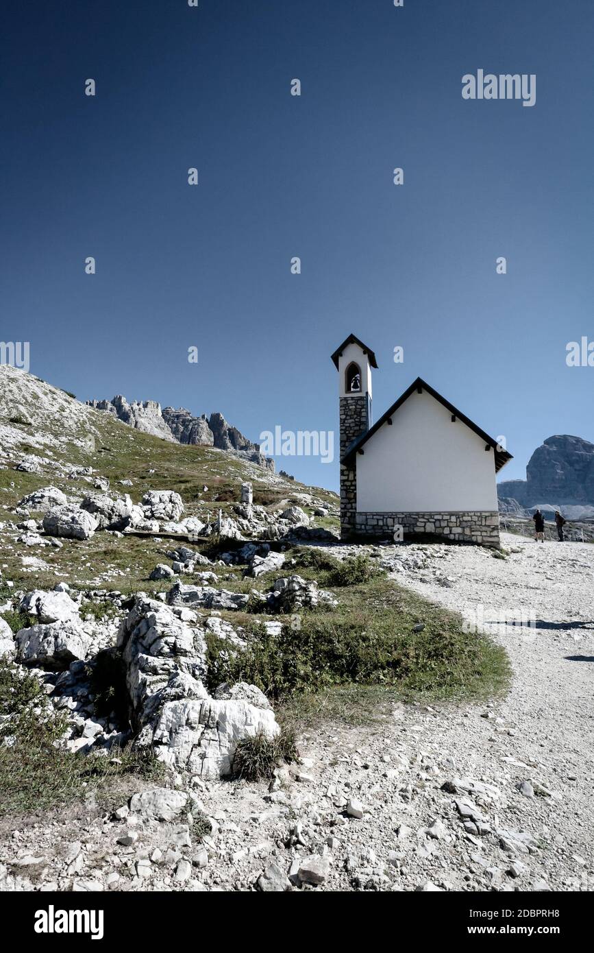 Cappella degli Alpini, una piccola cappella commemorativa dei soldati alpini della prima guerra mondiale sul sentiero escursionistico del circuito tre Cime nelle Dolomiti Sesto, Italia. Foto Stock