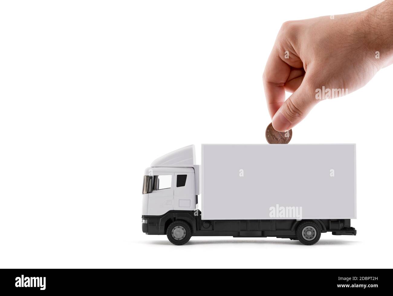 Mettere la moneta nel camion bianco di consegna del carico su sfondo bianco Foto Stock