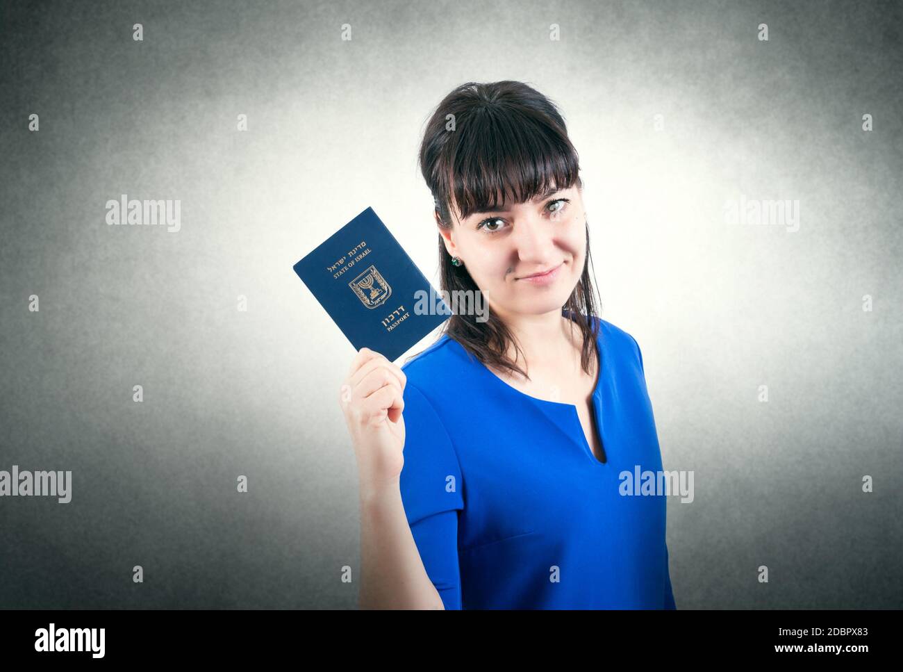 Israele passaporto in mano di donna Foto Stock