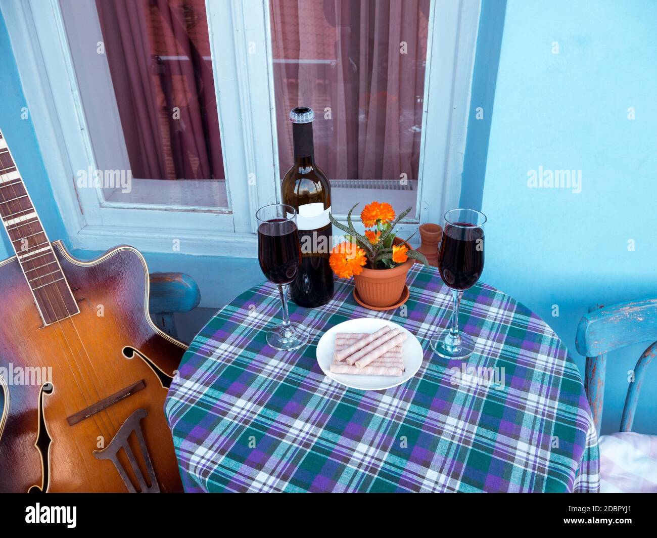 Bicchieri di vino sul balcone Foto Stock