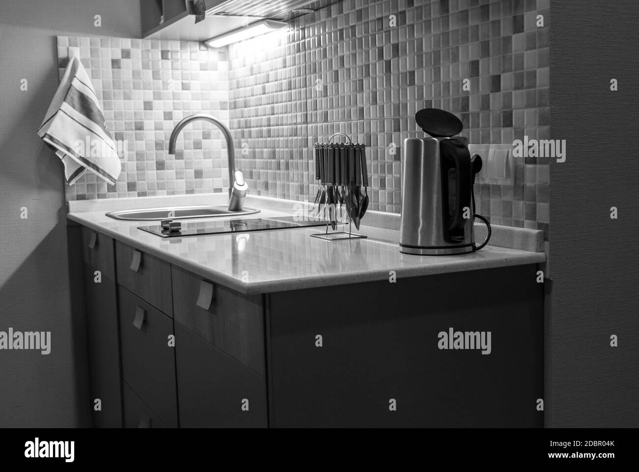 Interno del moderno monolocale cucina in camera Foto Stock