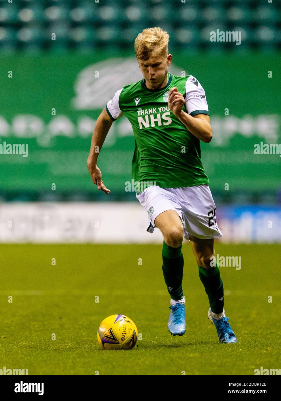 Easter Road, Edimburgo, Scozia, Regno Unito. 15 novembre 2020 Josh Doig di Hibernian durante la finale partita di gruppo della Betfred Cup contro Hibernian e D. Foto Stock