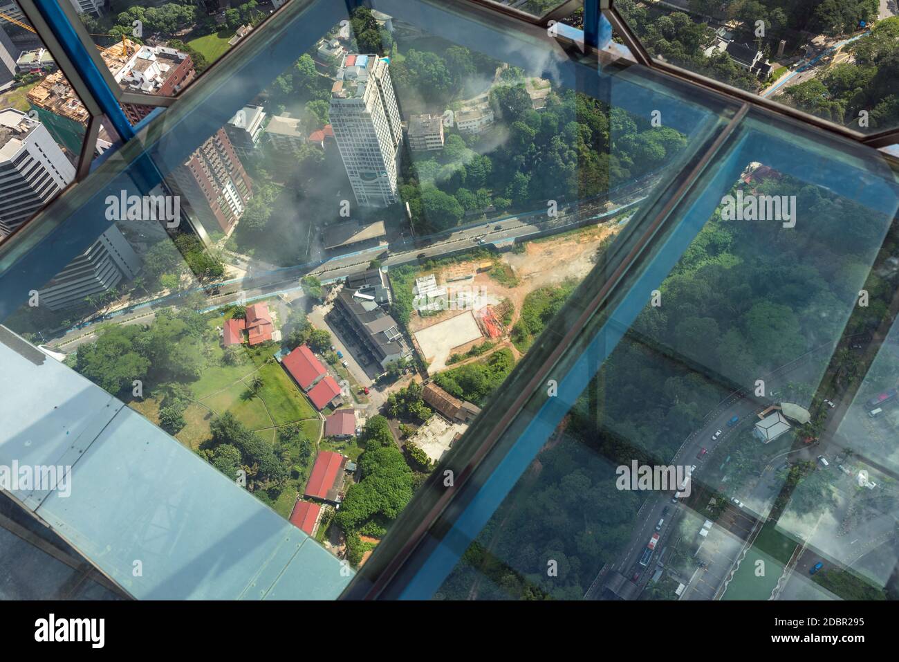 Emozioni nel cielo box di vetro della torre della televisione di Kuala Lumpur Foto Stock
