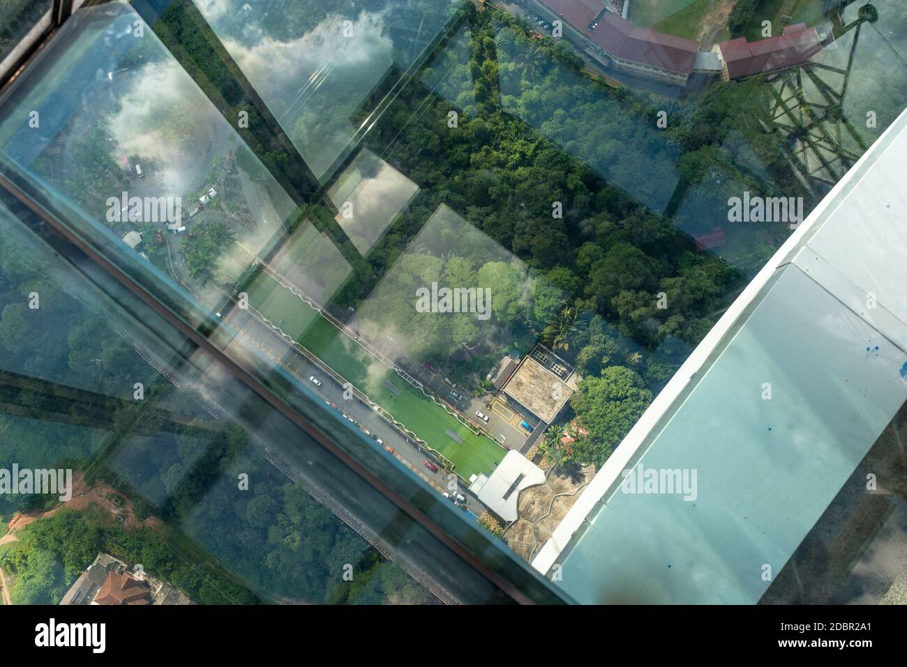 Emozioni nel cielo box di vetro della torre della televisione di Kuala Lumpur Foto Stock