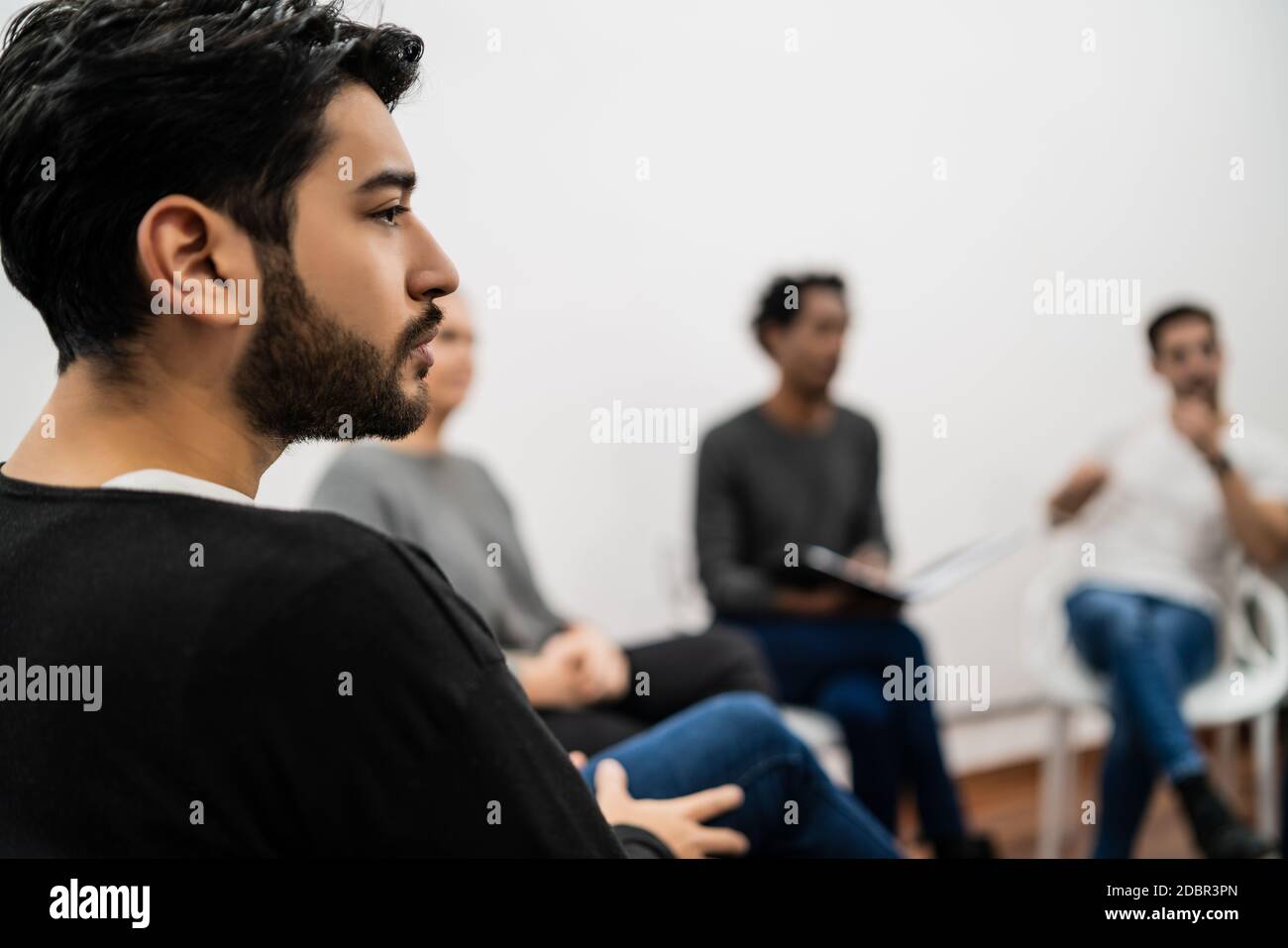 Persone creative che ascoltano i colleghi. Foto Stock