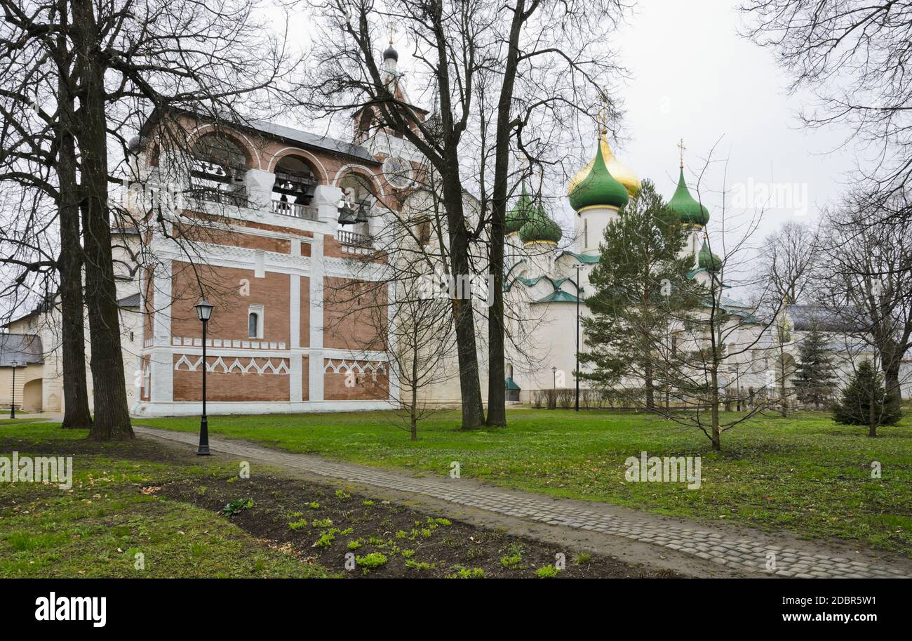 Monastero di Sant'Euthimio a Suzdal, Russia. Cattedrale della Trasfigurazione e campanile. Foto Stock