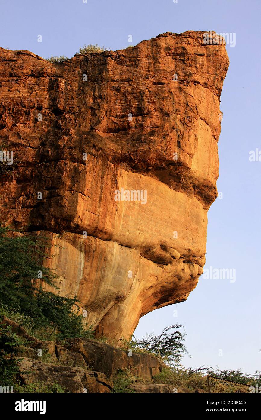 Gigantesco masso roccioso sovrastato sulla collina settentrionale di Badami, Karnataka, India, Asia Foto Stock