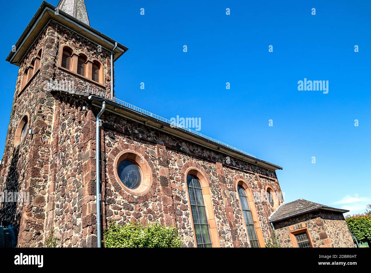 Chiesa storica di Sankt Bonifatius in un piccolo villaggio di Butterstadt, Kinzig Kreis, Assia, Germania Foto Stock