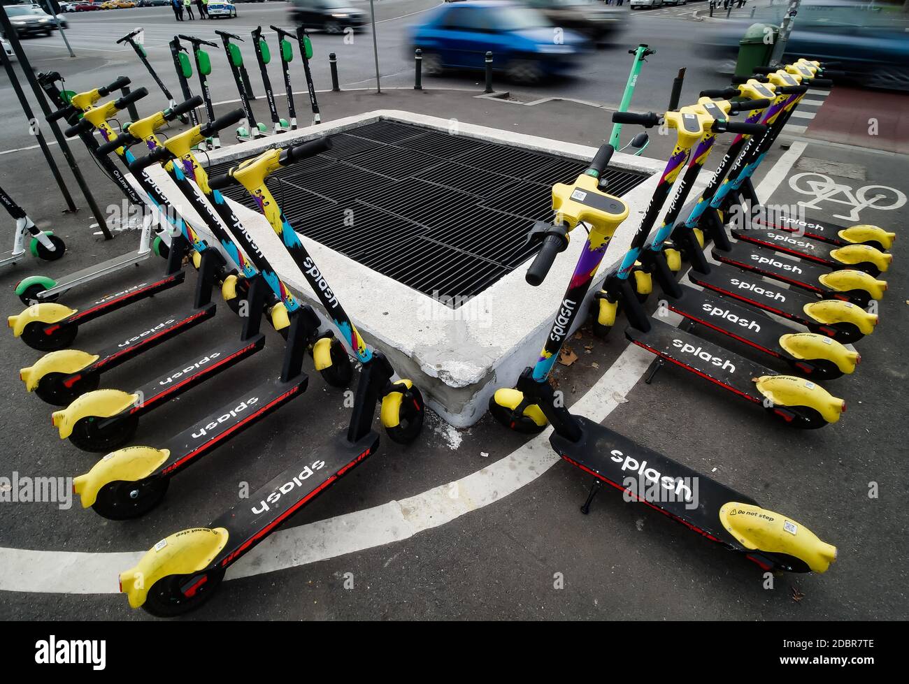 Bucarest, Romania - 03 novembre 2020: Gli scooter elettrici splash sono parcheggiati su un marciapiede a Bucarest. Questa immagine è solo per uso editoriale. Foto Stock