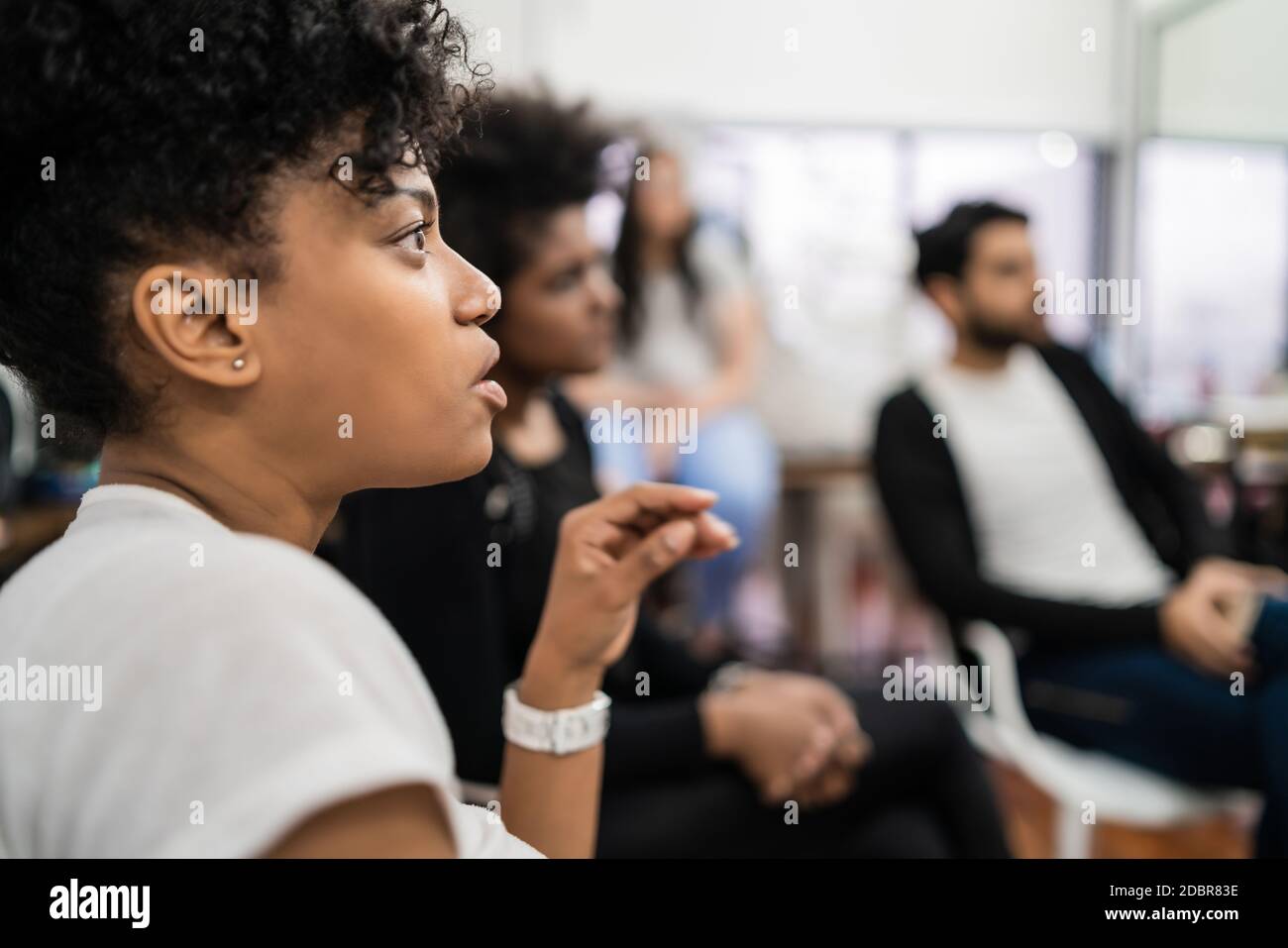 Persone creative che ascoltano i colleghi. Foto Stock