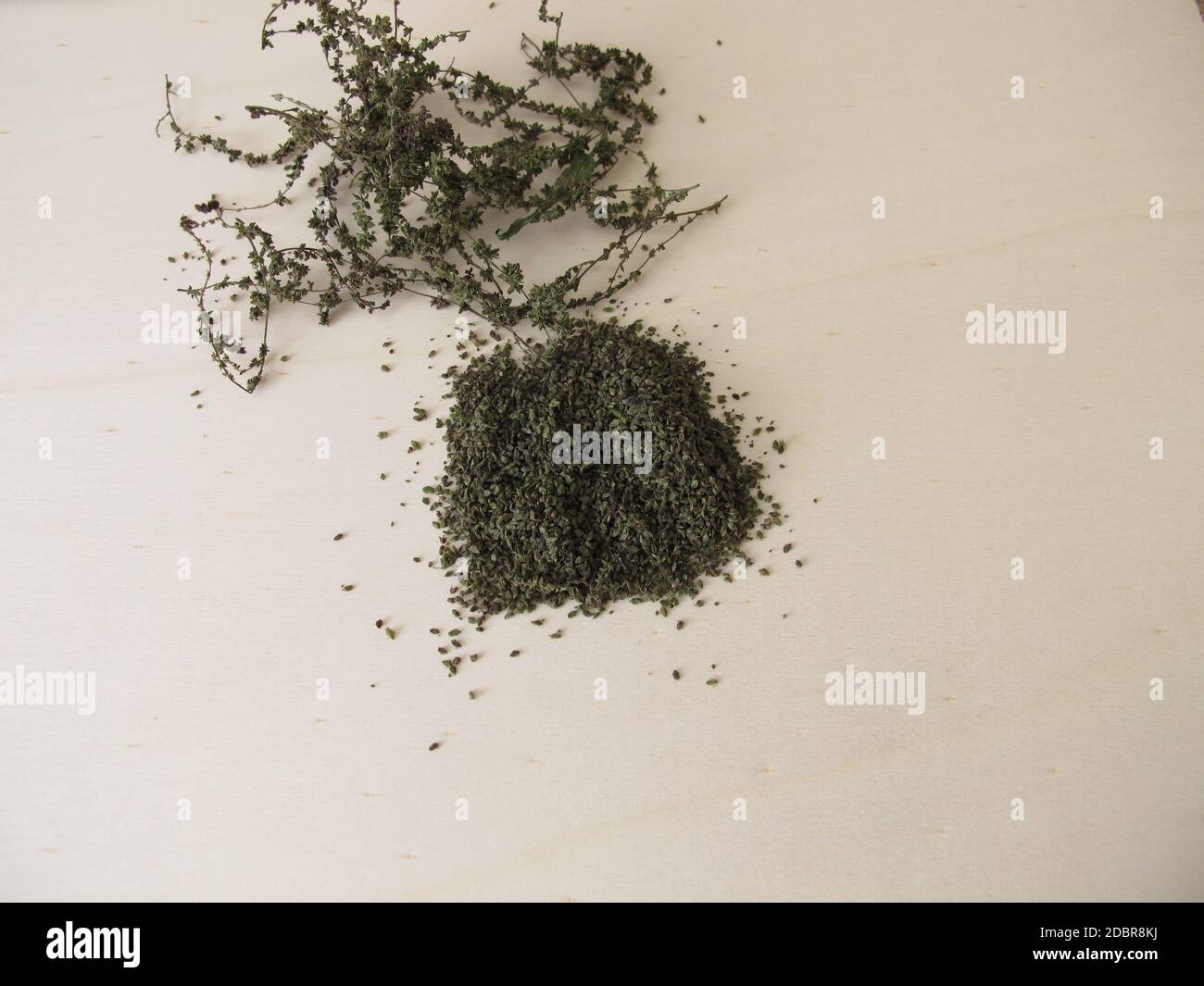 Semi di ortica essiccati superfood su una tavola di legno Foto Stock