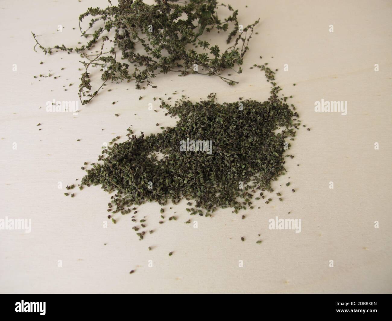 Semi di ortica essiccati superfood su una tavola di legno Foto Stock