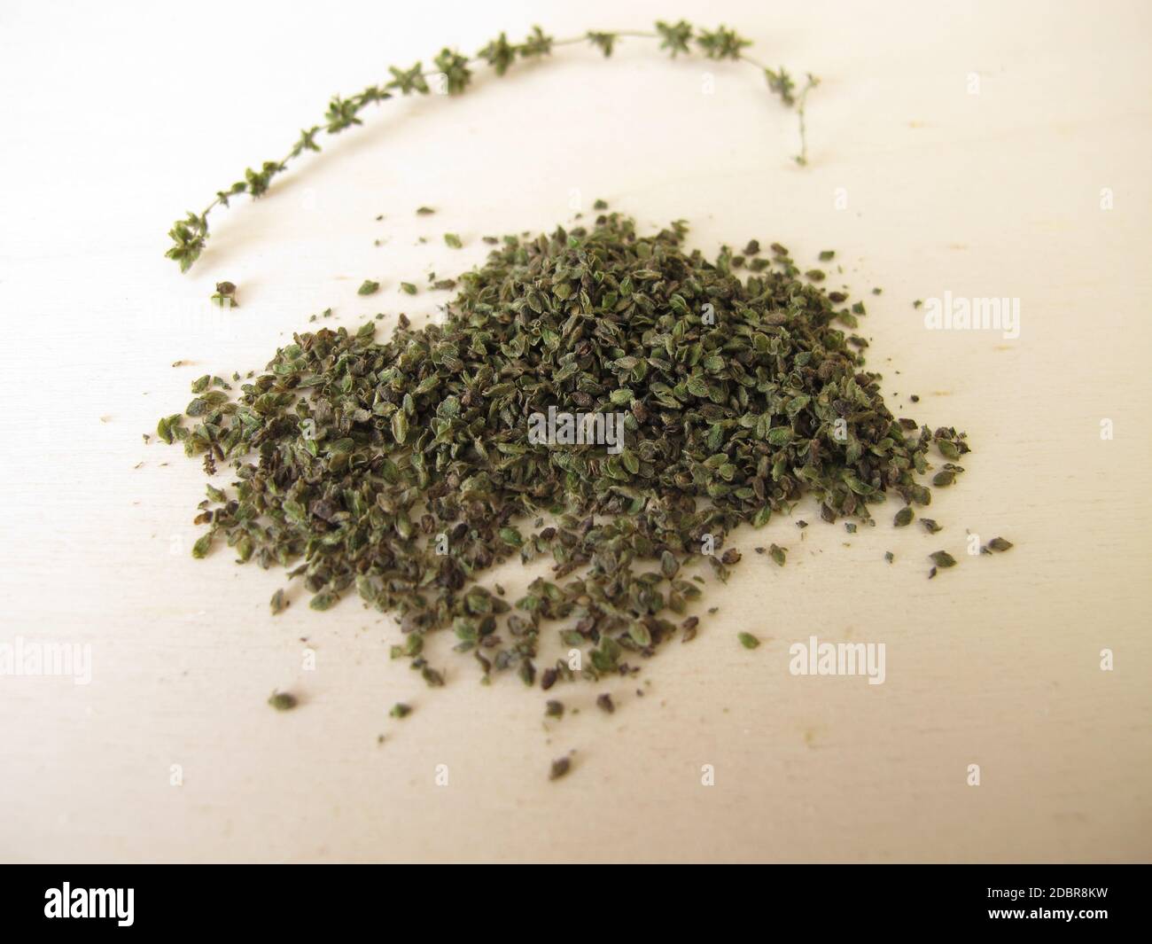 Semi di ortica essiccati superfood su una tavola di legno Foto Stock