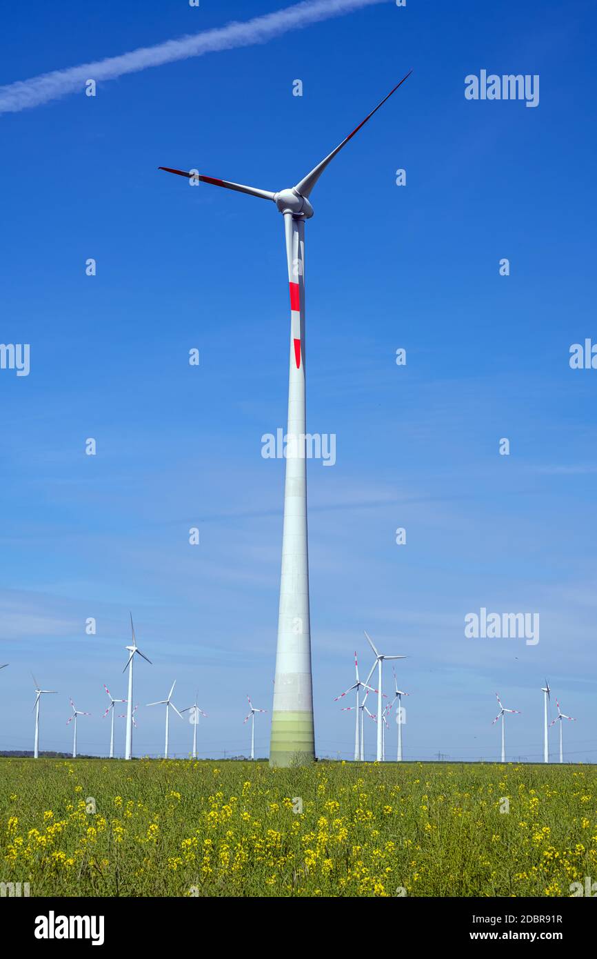 Turbine eoliche moderne viste nella Germania rurale Foto Stock