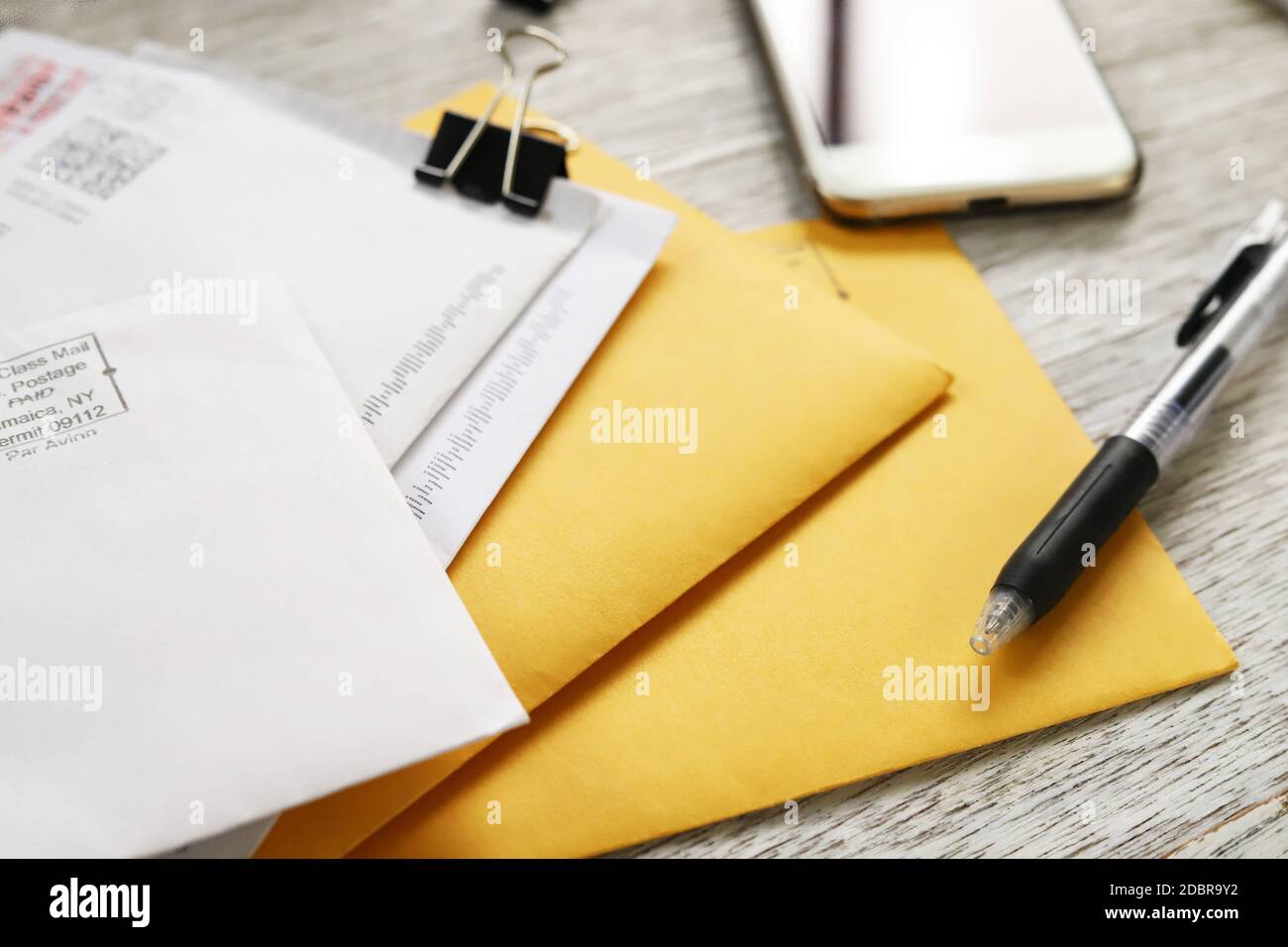 Organizzazione di e-mail e documenti, immagine di lavoro su carta Foto Stock