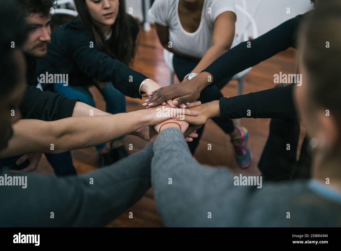 Squadra di lavoro che mostra l'unità con la mano insieme. Foto Stock