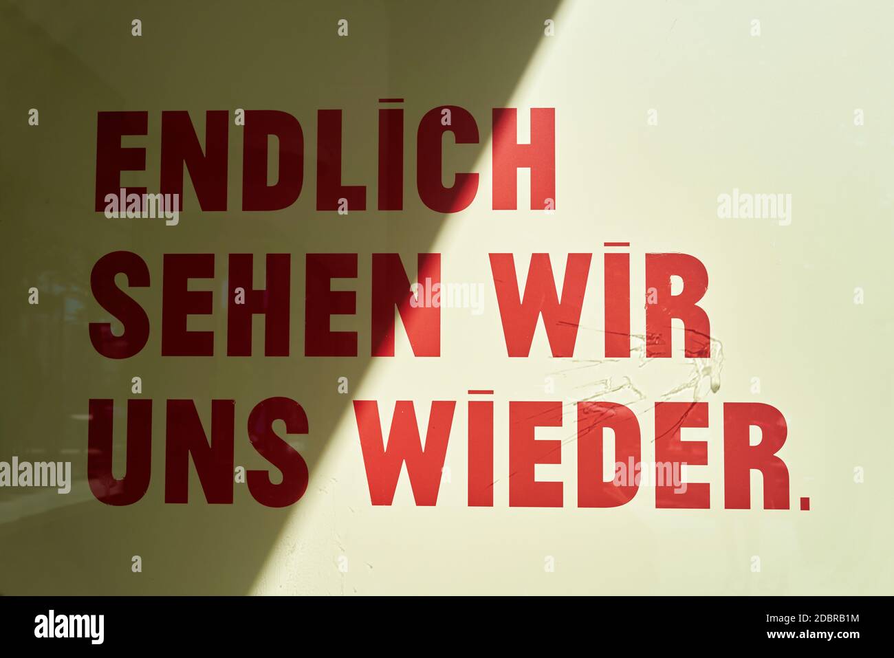 Accedi a una vetrina con le parole "finalmente ci incontriamo di nuovo" Foto Stock
