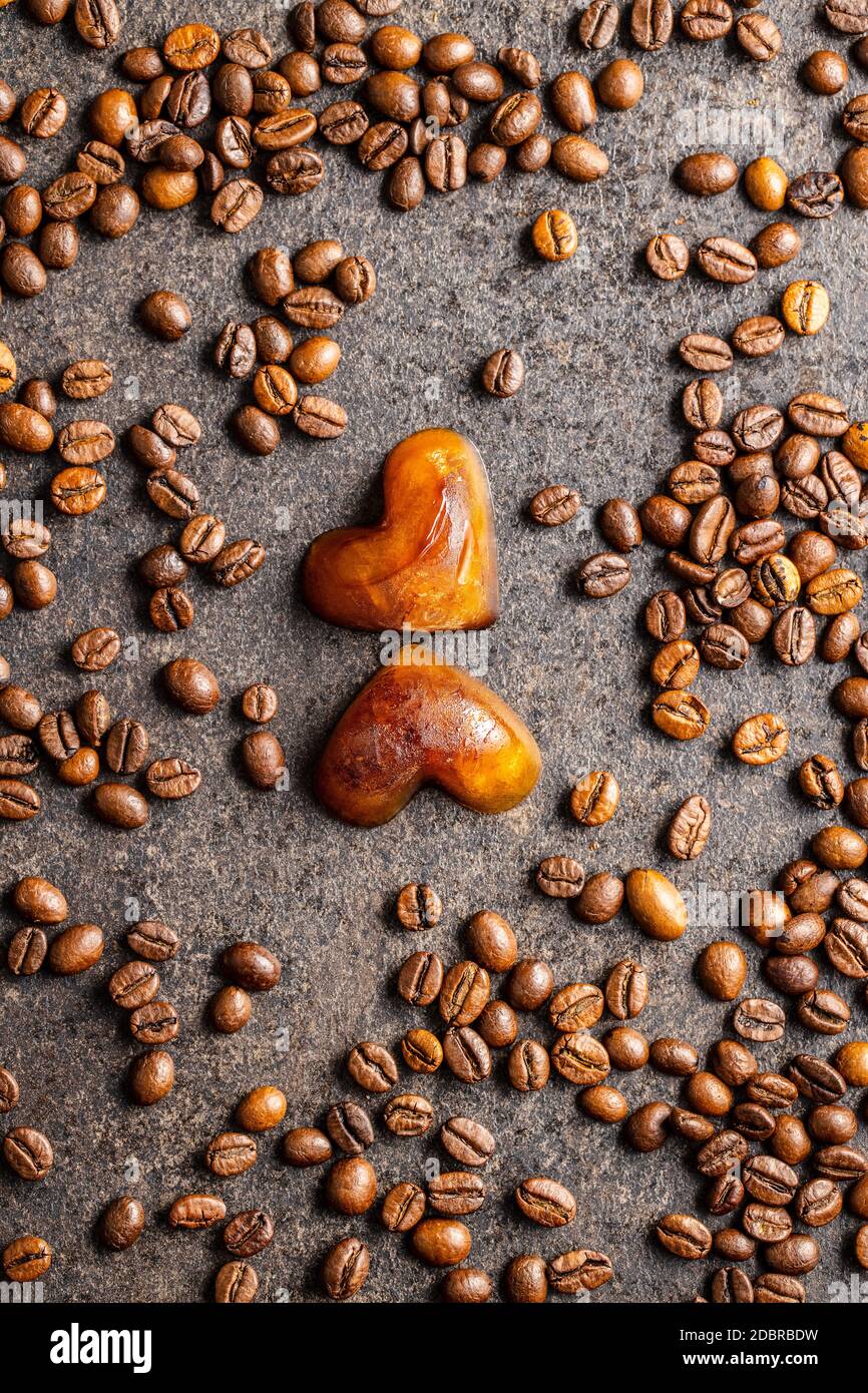 Caffè surgelato a forma di cuore. Cubetti di ghiaccio e chicchi di caffè. Vista dall'alto. Foto Stock