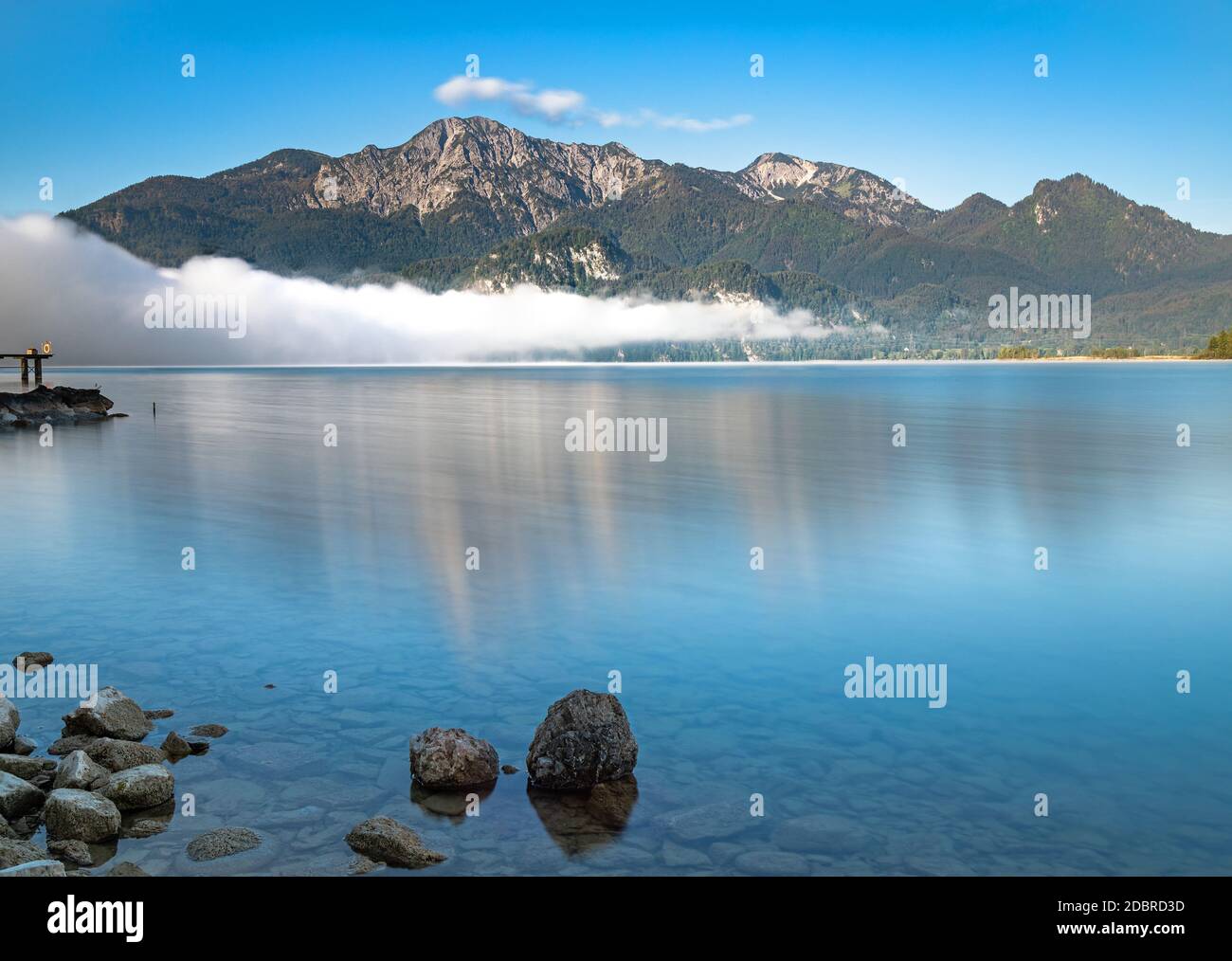 Vista sul lago Kochelsee fino alla montagna Herzogstand Foto Stock