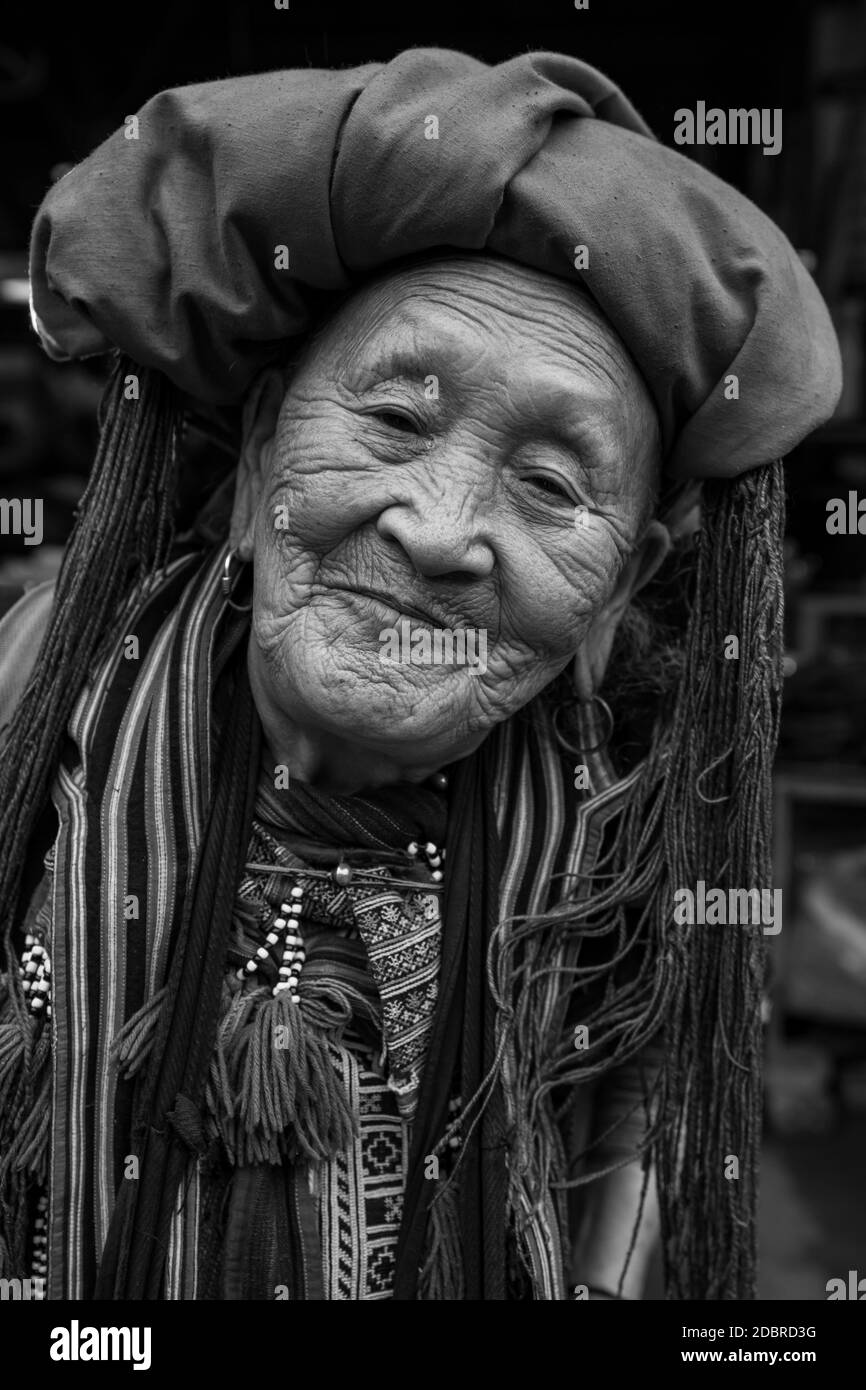 Ritratto di una donna in un costume tradizionale del Vietnam Foto Stock