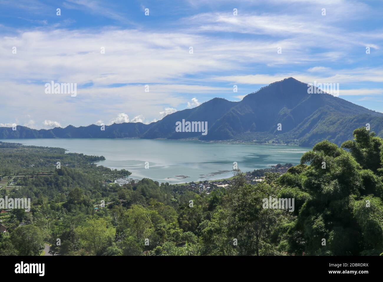 Lago di montagna nella caldera vulcanica di Batur sotto il Monte Abang sull'isola di Bali, Indonesia. Livello di tranquillità di un grande serbatoio di acqua potabile. Ciao Foto Stock