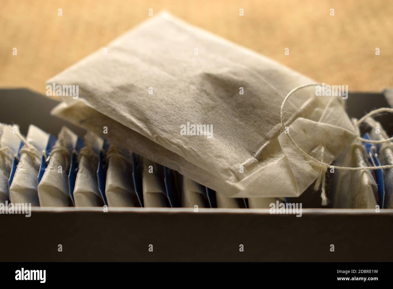 Guardaroba su scatola con bustine di tè Foto Stock