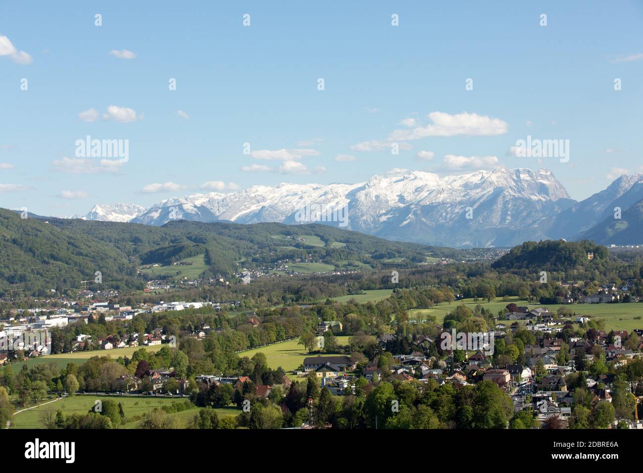 Vista panoramica aerea dalla cima della fortezza di Hohensalzburg (Castello) sulle Alpi. Salisburgo, Austria Foto Stock