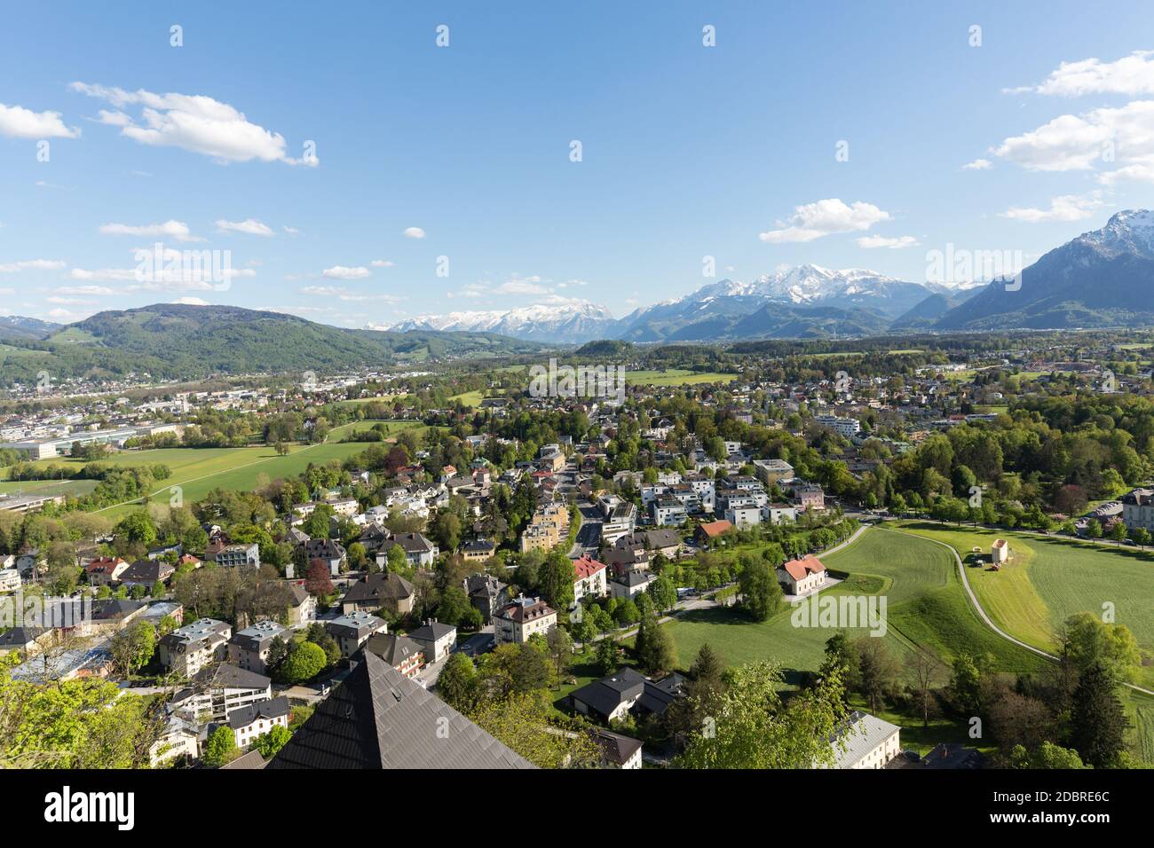 Vista panoramica aerea dalla cima della fortezza di Hohensalzburg (Castello) sulle Alpi. Salisburgo, Austria Foto Stock