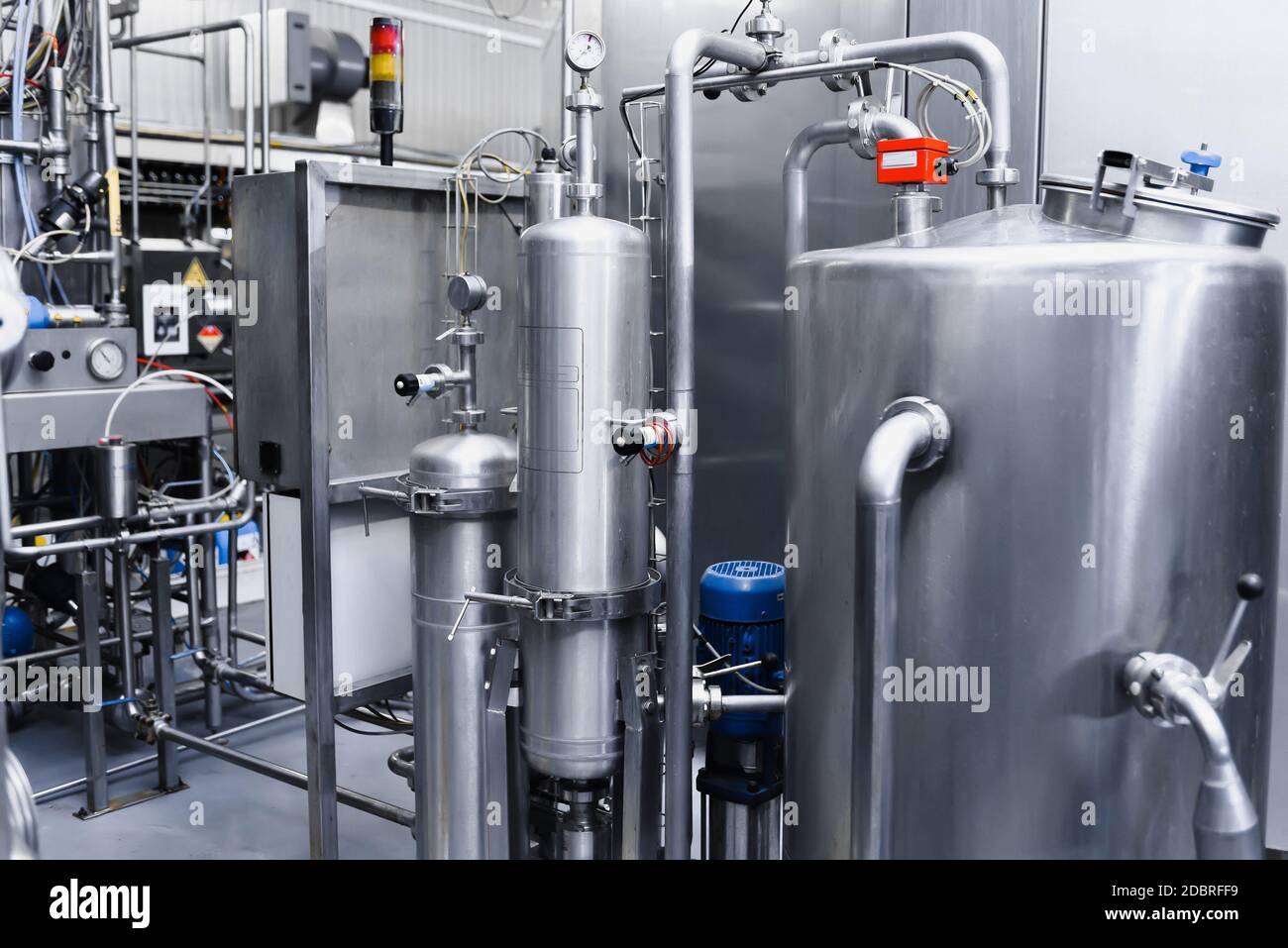 Produzione di impianti di produzione di acqua potabile, interni industriali. Grandi vasche di metallo per filtrare e trattare acqua potabile da pozzo. Foto Stock