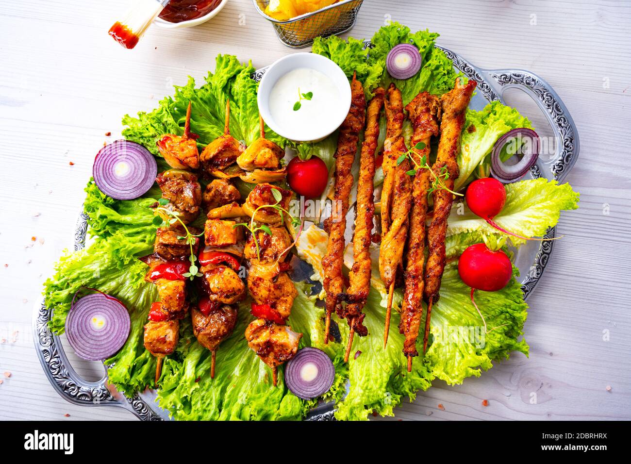 Szaszlyk alla griglia e riares di carne con insalata verde Foto Stock