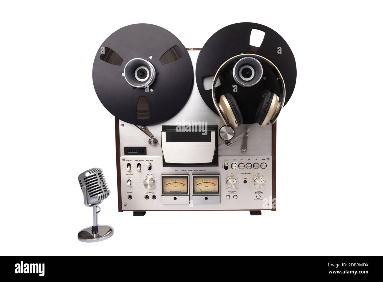 Registratore a nastro con audio DA BOBINA A BOBINA con cuffie e microfono isolati su sfondo bianco Foto Stock