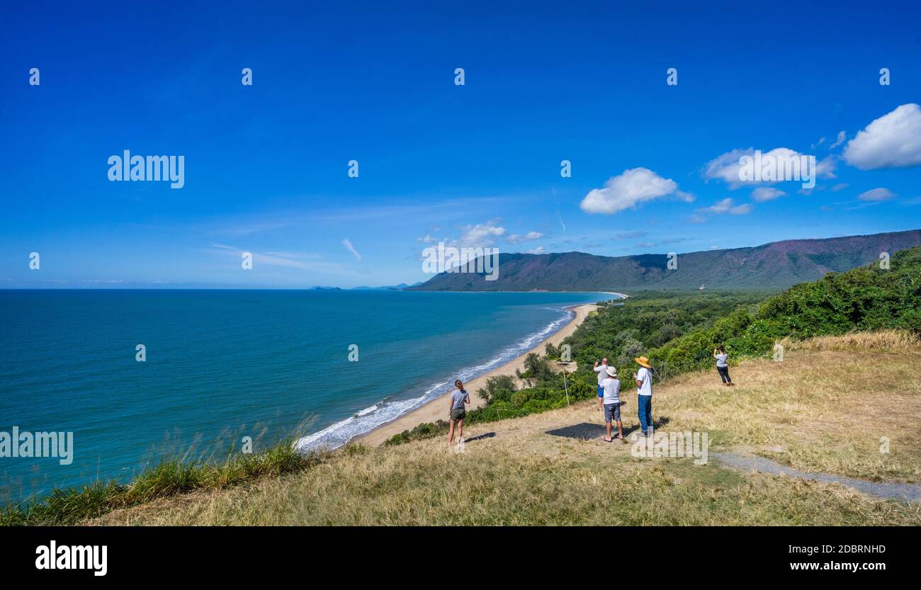 Vista della Coral Sea Coast e della Trinity Bay da Rex Lookout tra Port Douglas e Cairns, parco marino della Great Barrier Reef Coast, North Queensland, Foto Stock