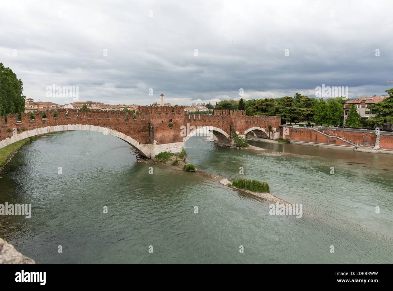 Il Ponte pietra, un tempo noto come Pons Marmoreus, è un ponte ad arco romano che attraversa il fiume Adige a Verona. Il ponte era co Foto Stock