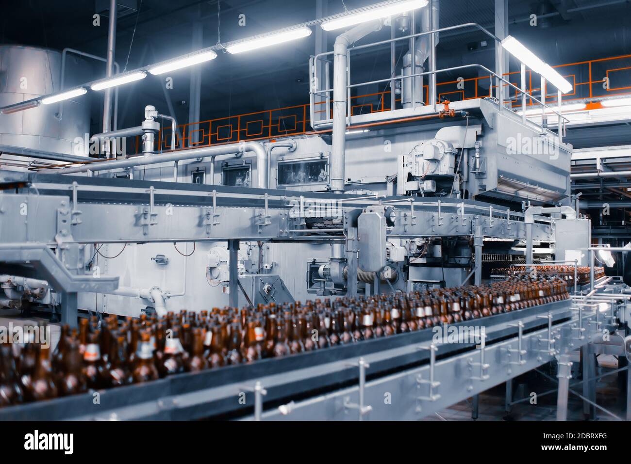 Lavatrice per bottiglie. Linea di lavaggio delle bottiglie di vetro in una fabbrica di birra Foto Stock