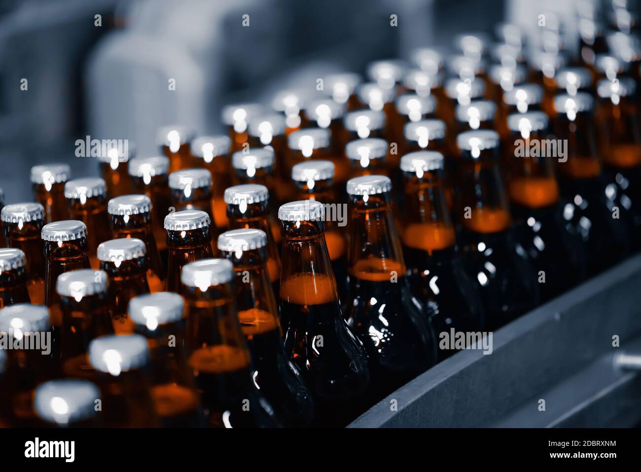 Bottiglie di birra su un nastro trasportatore. Produzione industriale di birra Foto Stock