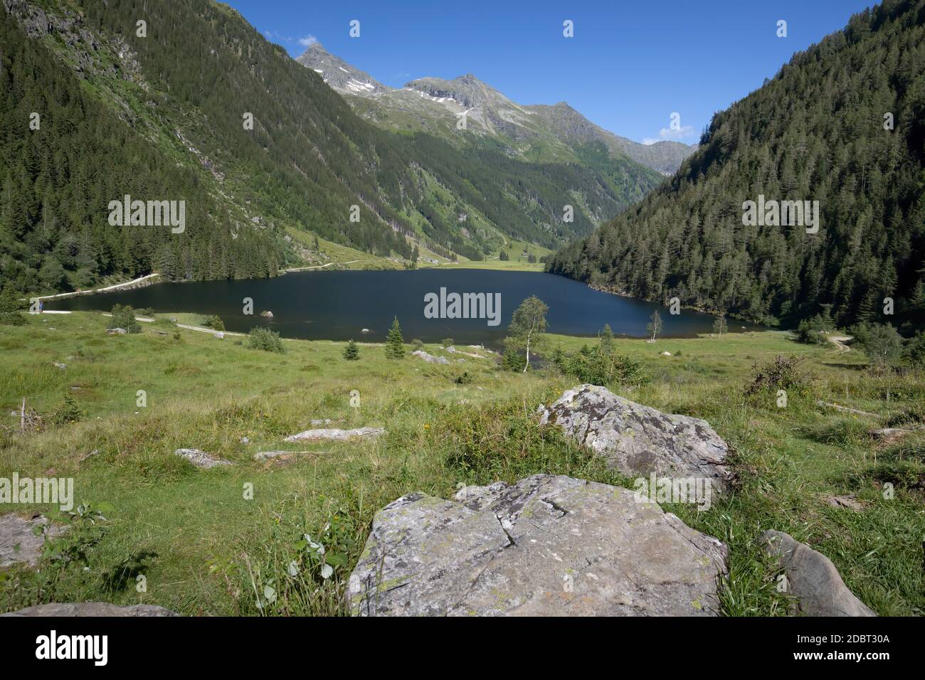 Pittoresco lago di montagna Riesachsee in Stiria, Austria, Europa, in estate Foto Stock