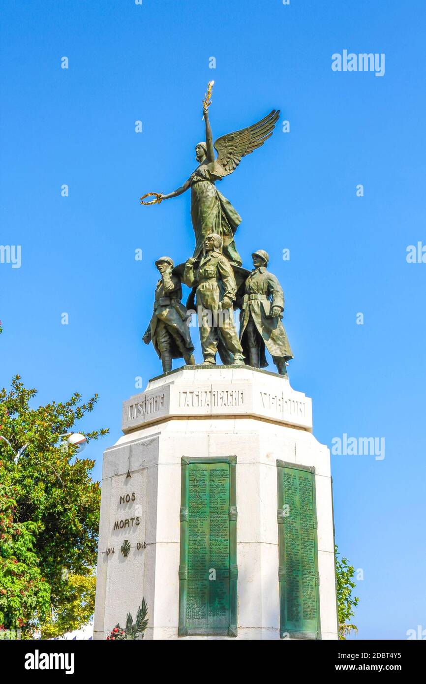 Vista su una storica statua in Cannes, Francia in una giornata di sole. Foto Stock