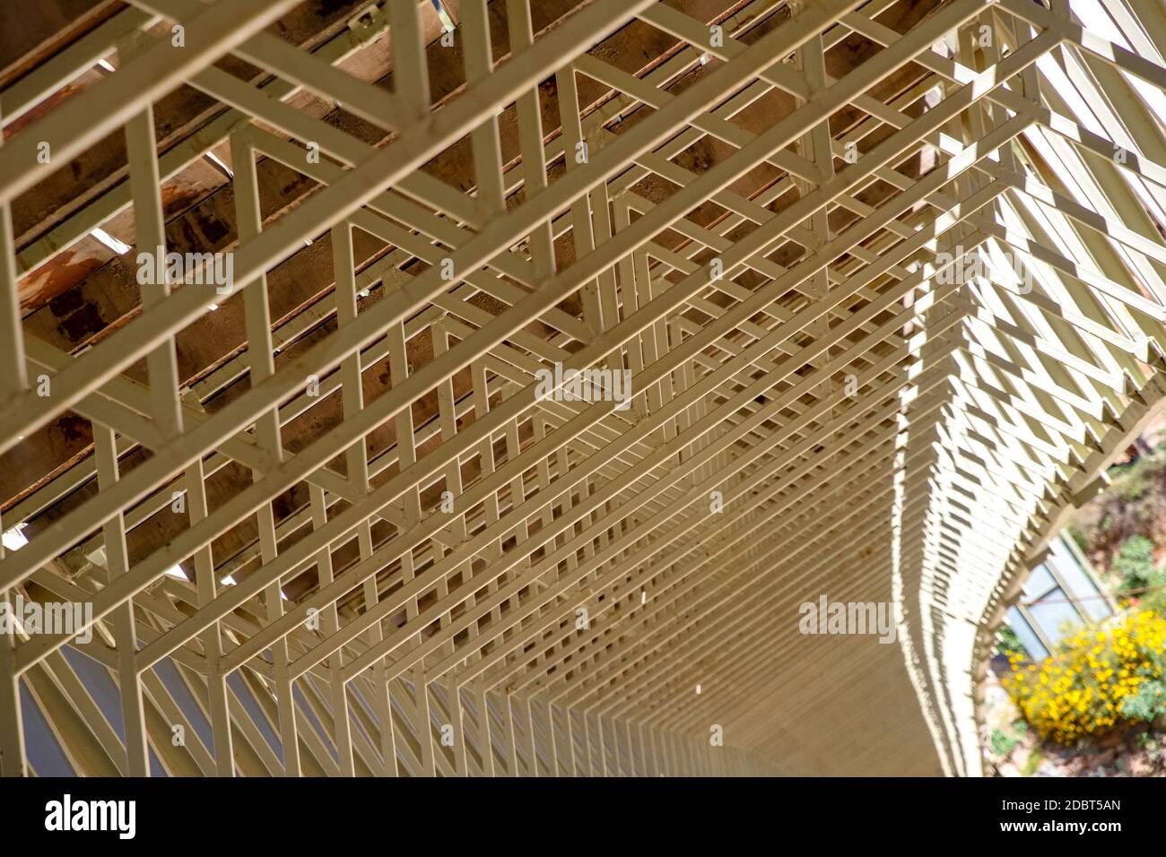 Vista sotto un ponte in Iruya, Argentina, America del sud in una giornata di sole. Foto Stock